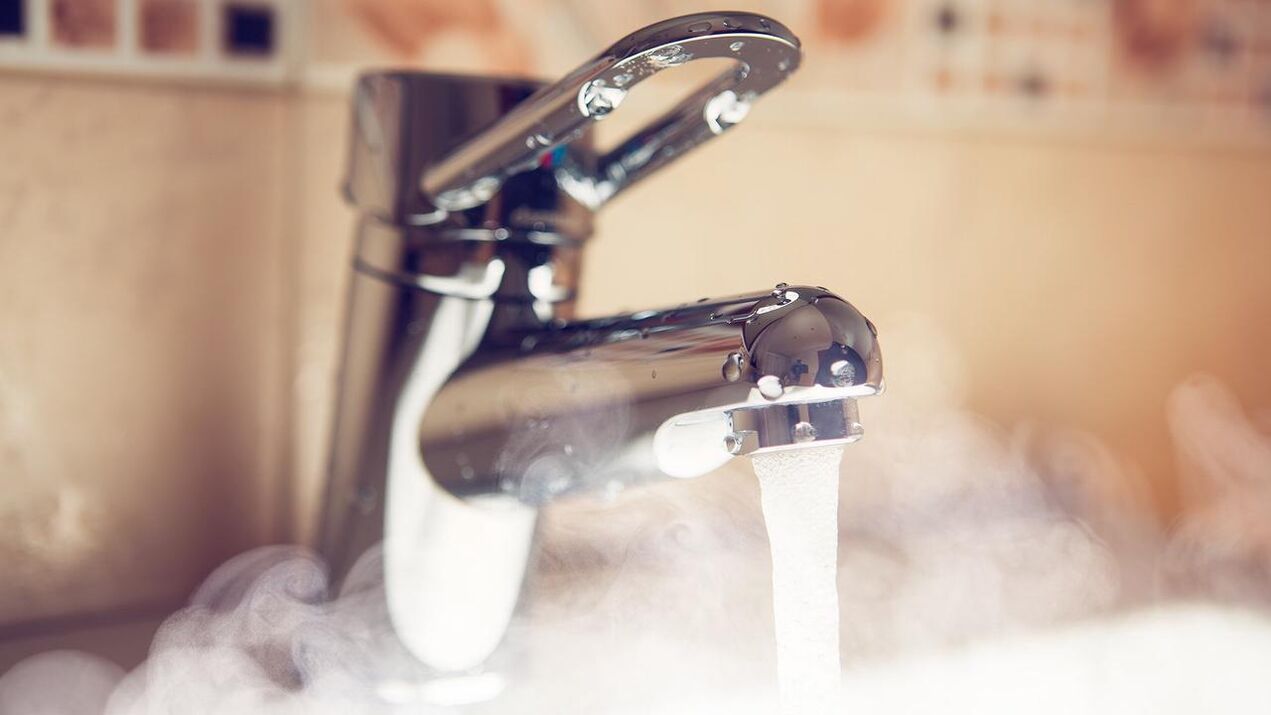 heetwaterkraan voor het stomen van de penis voordat deze wordt vergroot met frisdrank