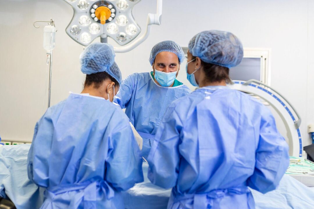 Plastisch chirurgen voeren operaties uit om de penis van een man te vergroten